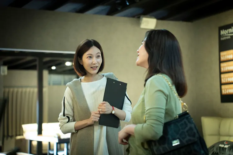 曾莞婷劇中精打細算，連客戶都被說服。瀚草文創提供