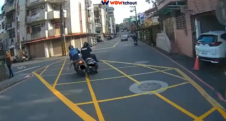女騎士先被擦撞後，又被另一名騎士從小巷衝出撞倒。翻攝自WoWtchout YT