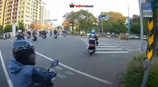 衰爆！南港女騎士被擦撞沒計較　20秒後再遇三寶慘遭「擊落」