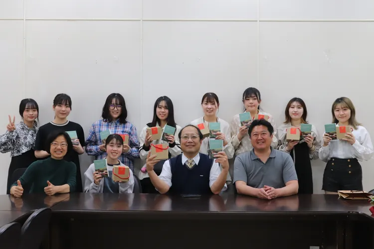 中華醫大校長孫逸民（前排右二）歡迎日本學生前來交流。校方提供