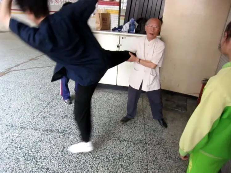 王圓達與施老師切磋，使出掃腿卻被掀飛。王圓達提供