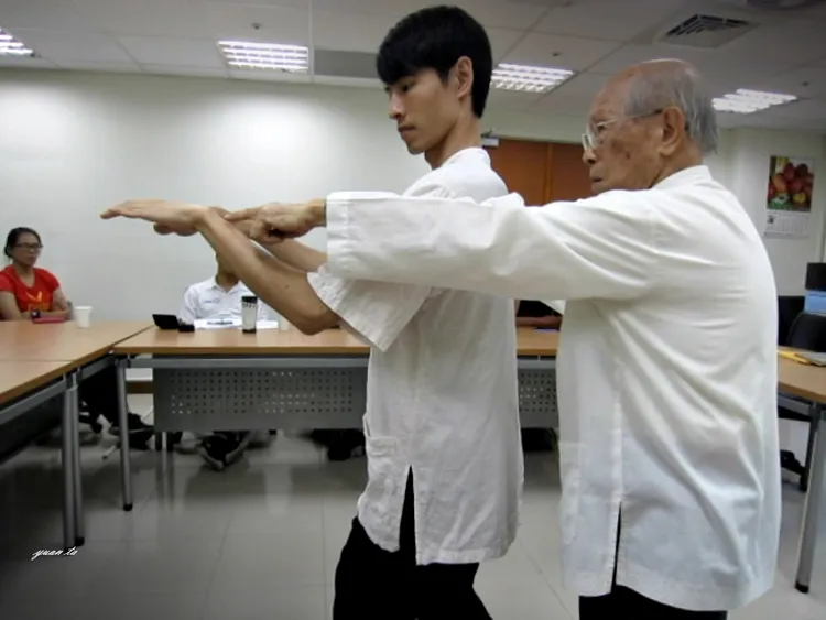施炎塗指導學生太極拳。王圓達提供
