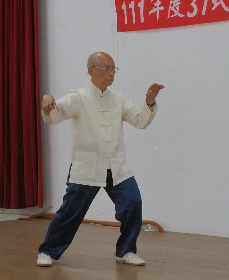 施炎塗教練擁有太極拳拳架段與功夫段九段榮譽。王圓達提供