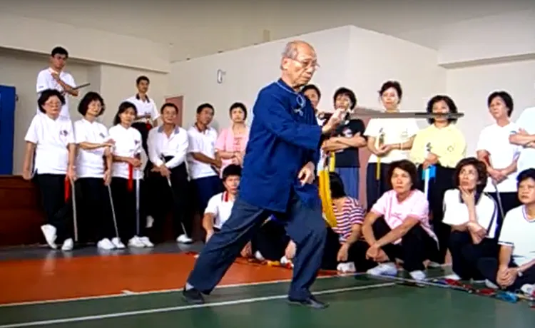 施炎塗示範太極劍。王圓達提供