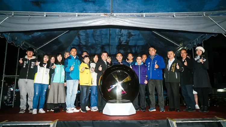 新莊河廊百萬璀璨燈海點亮，中港光雕今浪漫登場，市長侯友宜出席邀民眾一起來欣賞。水利局提供