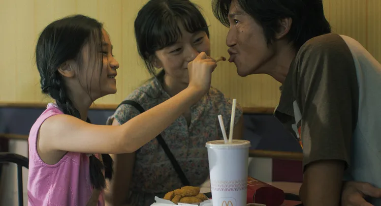 吳慷仁在速食店享天倫。甲上提供