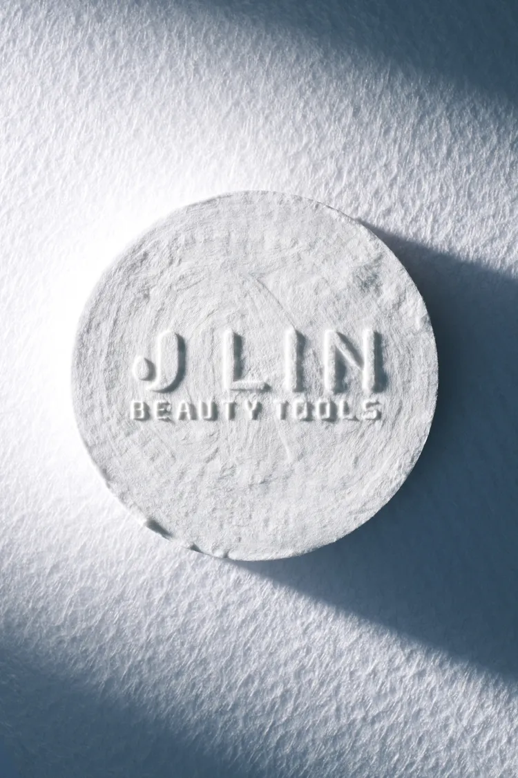 J-LIN推出壓縮浴毛巾組，壓縮後浴巾65g、毛巾12g。品牌提供