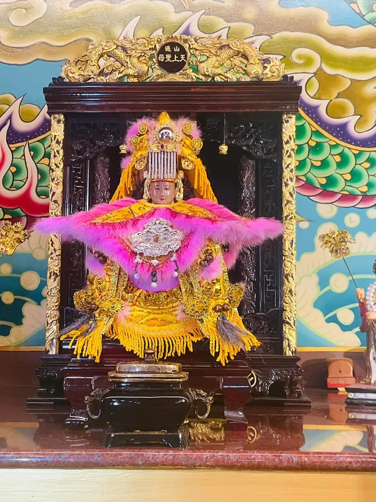 山邊媽祖今年進香穿著粉紅色的后冠、后袍。翻攝「山邊媽祖粉絲團」