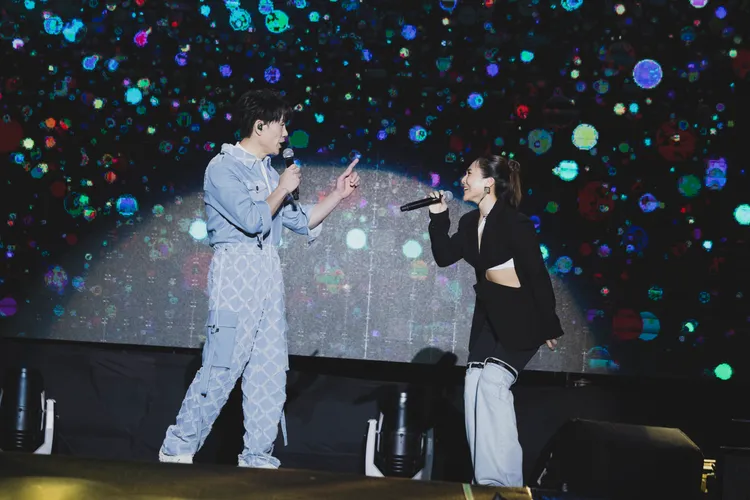 羅時豐（左）與梁文音合唱。寬寬整合行銷提供