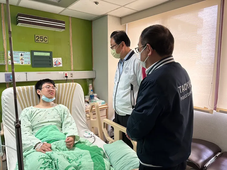 張善政和警察局長吳坤旭探視負傷勇警。桃園市府提供