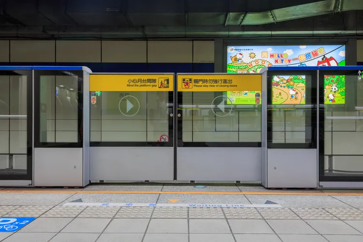 台北市捷運安裝的「半高式月台門」。翻攝wiki/西門站半高式月台門