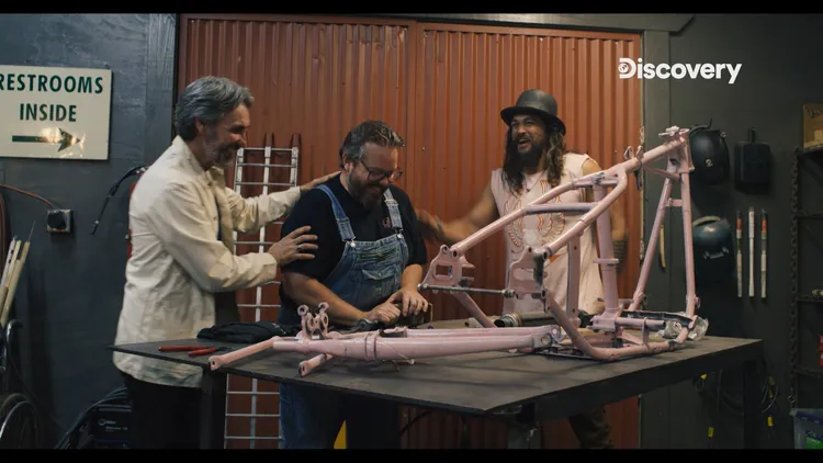 摩莫亞拜託好友打造粉紅色摩托車，好友哭笑不得。Discovery提供