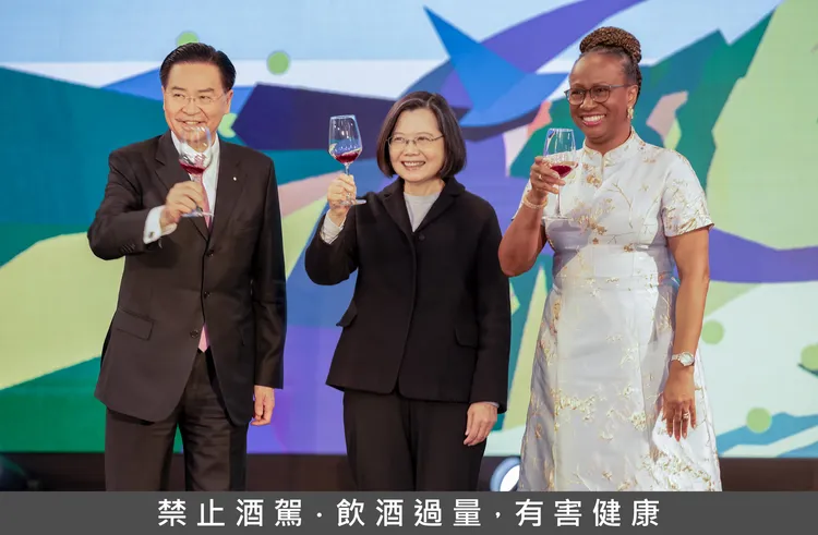 蔡英文及吳釗燮、駐台使節團團長聖文森及格瑞那丁大使柏安卓向與會者敬酒祝賀。府提供