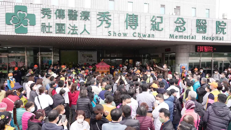 白沙屯媽祖去年進香時曾在秀傳醫院前停留。院方提供