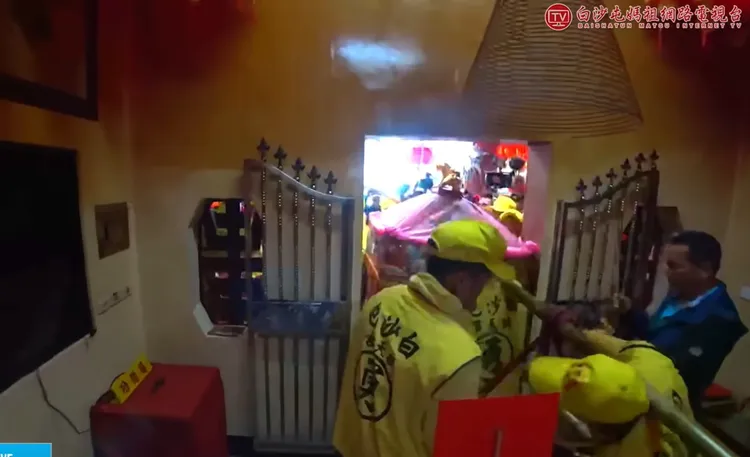 白沙屯媽祖進到斗六土地公廟內。翻攝自白沙屯拱天宮YT
