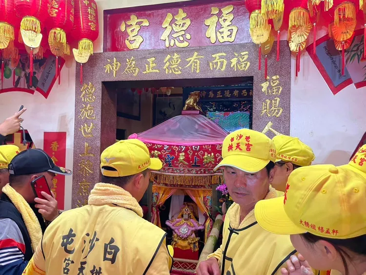 媽祖鑾駕進到土地公廟的小門中。翻攝自白沙屯拱天宮臉書