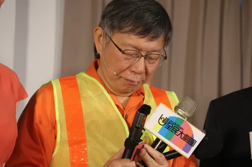 柯文哲、赖佩霞续前缘共演音乐剧! 被问「台智光」他脸沉揭国民党干这堆事