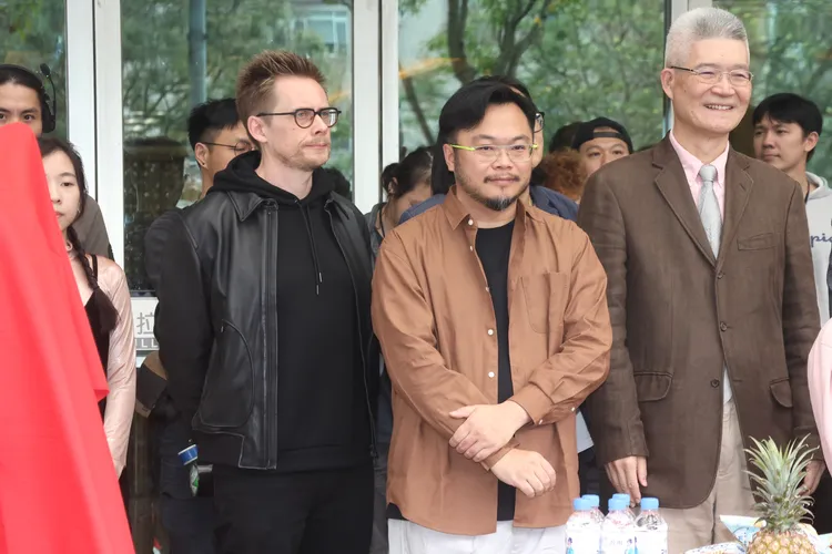 公廣集團董事長胡元輝（右起）和2位導演。彭欣偉攝