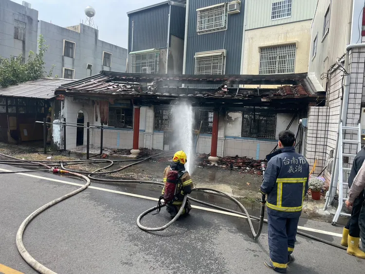 消防弟兄約花8分鐘撲滅火勢。讀者提供