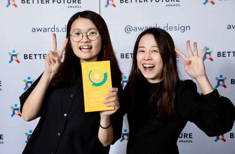 貳肆經營花展品牌屢獲各大國際行銷獎項，圖為該公司去年榮獲澳洲雪梨「品牌行銷類」年度金獎。翻攝畫面