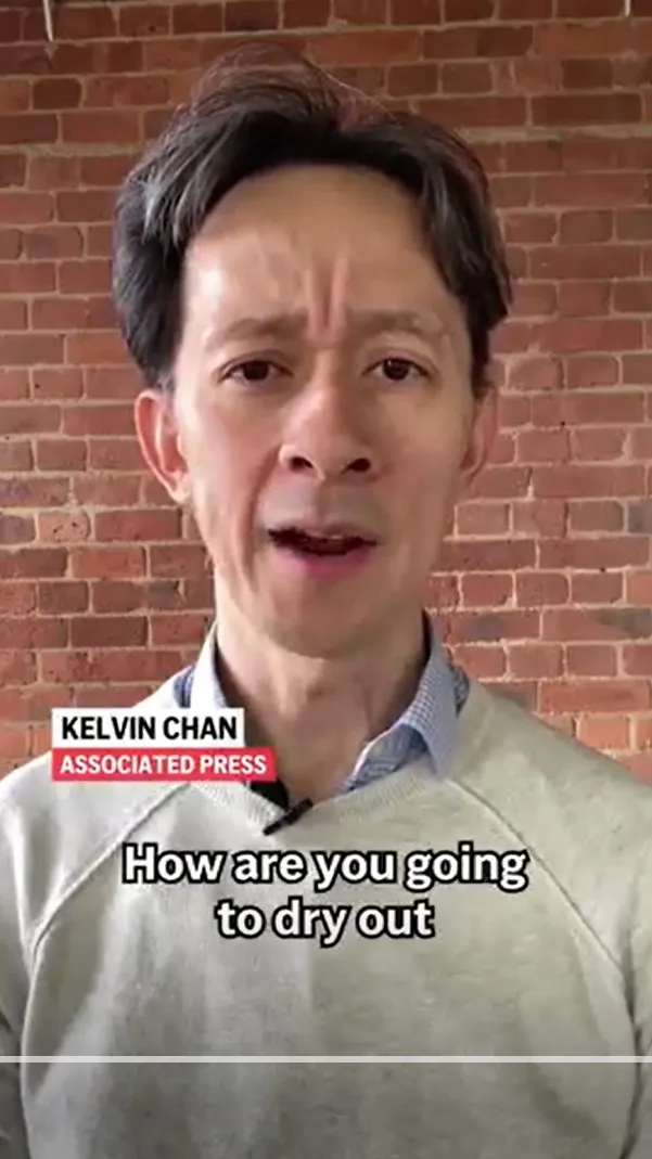 美聯社記者Kelvin Chan提供手機進水的處理方式。翻攝自美聯社網站
