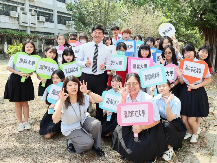 左中303組繁星入學比例達八成以上，校長與導師張芝寧老師與學生合影。教育局提供