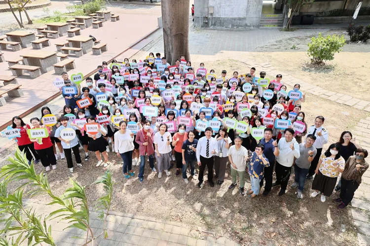 左中繁星入學與特殊選材上榜學生與老師校長，行政團隊合影。教育局提供