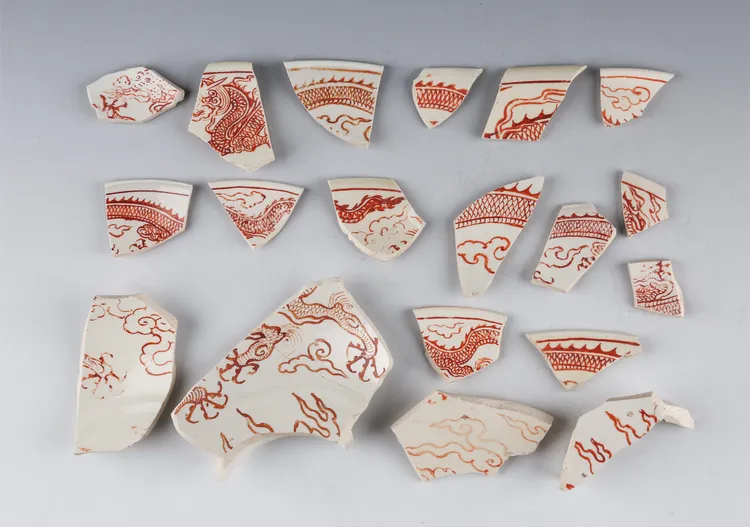山西霍州陳村瓷窯址出土的明代細白瓷礬紅彩龍紋殘片。新華社