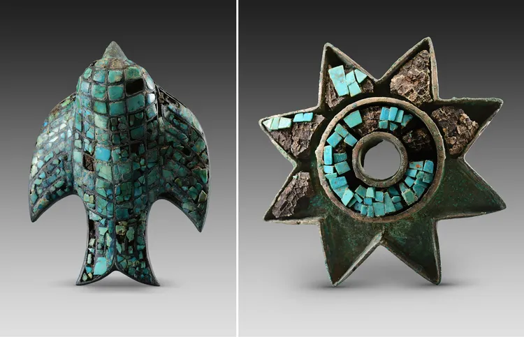  陜西清澗寨溝遺址後劉家塔墓地出土的鑲綠松石銅飾。新華社