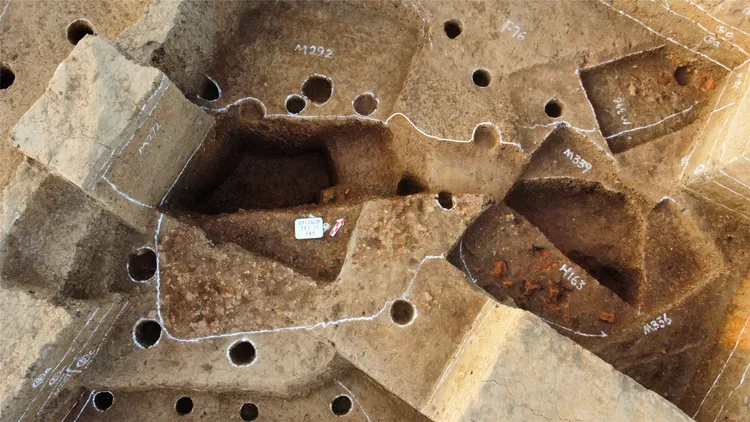 安徽郎溪磨盤山遺址馬家浜文化晚期房址發掘現場。新華社