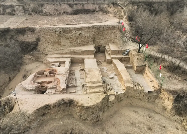 安徽郎溪磨盤山遺址2023年度發掘區。新華社