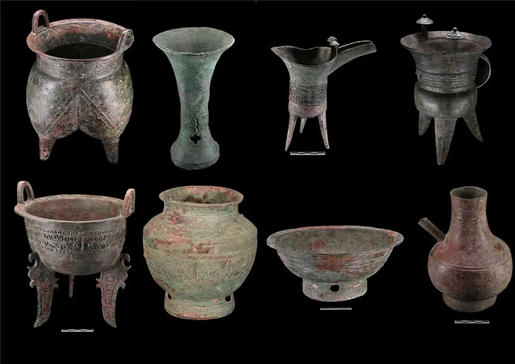 河南鄭州商都書院街墓地出土的部分青銅器。新華社