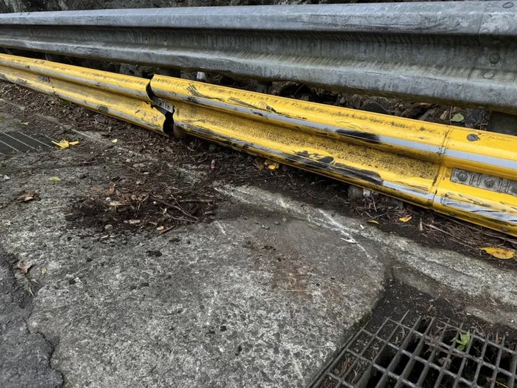 19歲簡姓男子9日下午騎乘機車行駛在北宜公路知名追焦聖地財茂彎時發生自摔車禍，連人帶車滑行撞上路旁護欄，車身也被刮出明顯痕跡。（翻攝照片）中央社