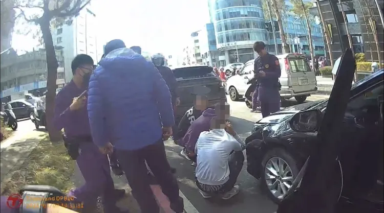 3名嫌犯辯稱不認識丟丟妹及簡男，但開車追撞對方後一下車就傷人。民眾提供