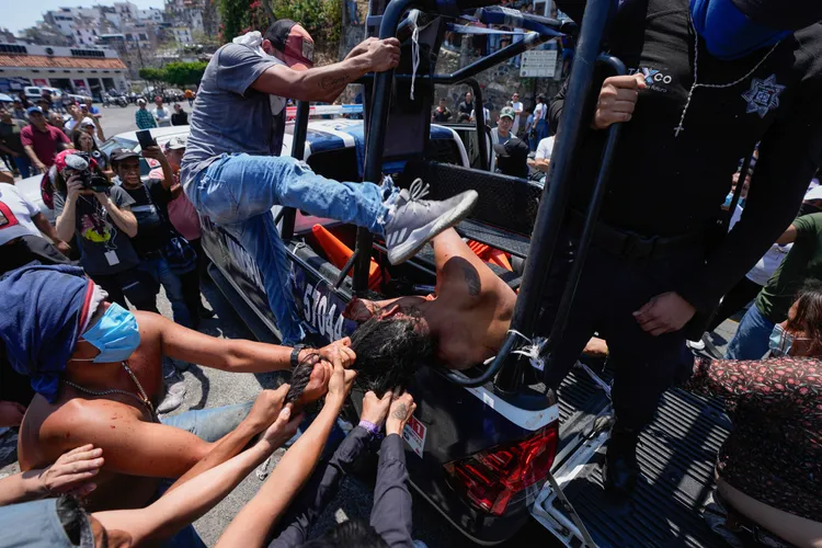 女嫌一度想逃走，被鄉民拖下車活活打死。美聯社