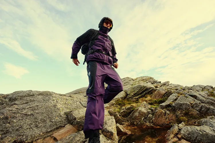 徒步衝鋒衣搭配全貼合防水接縫以及多口袋設計。品牌提供