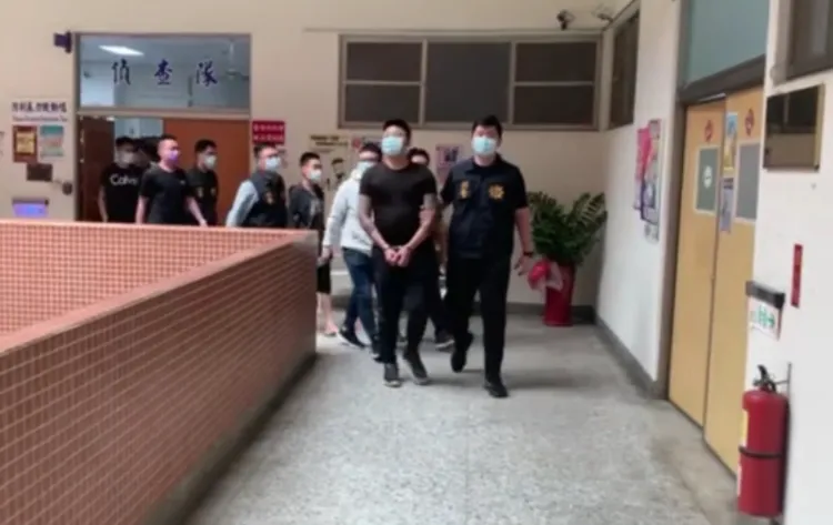 周男遭警方送辦。翻攝畫面