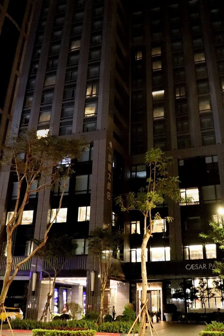 板橋凱撒大飯店響應關燈愛地球關閉外牆燈飾。業者提供