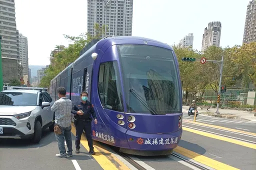 誇張片|那麼大還看不見!高雄阿伯違規左轉 休旅車猛撞輕軌車頭