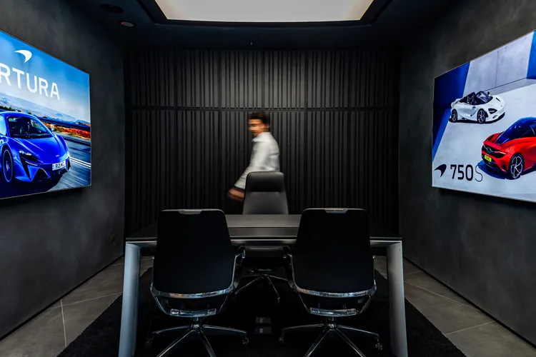 展示中心內設有大尺寸LED螢幕，轉播位於英國Woking的原廠總部 McLaren Technology Centre (MTC) 的真實畫面。業者提供