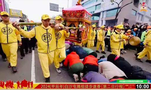 白沙屯媽祖慈悲心!這團體備妥7千人份菜餚 分送香燈腳大軍「吃了再上」