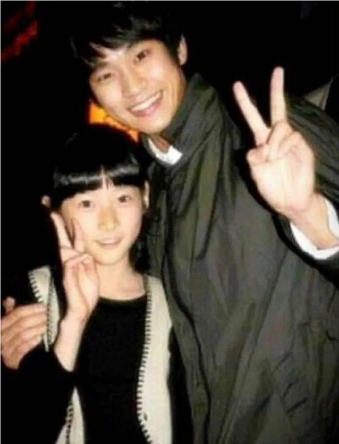 當初還就讀小學的金賽綸，與已經是男神的金秀賢合照。翻攝自naver