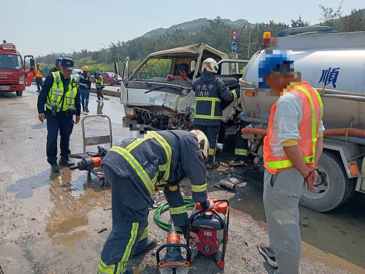 現場原本2線道，因施工封閉外側道，內側道也因車禍現在無法通行，預計1小時候恢復交通。翻攝畫面