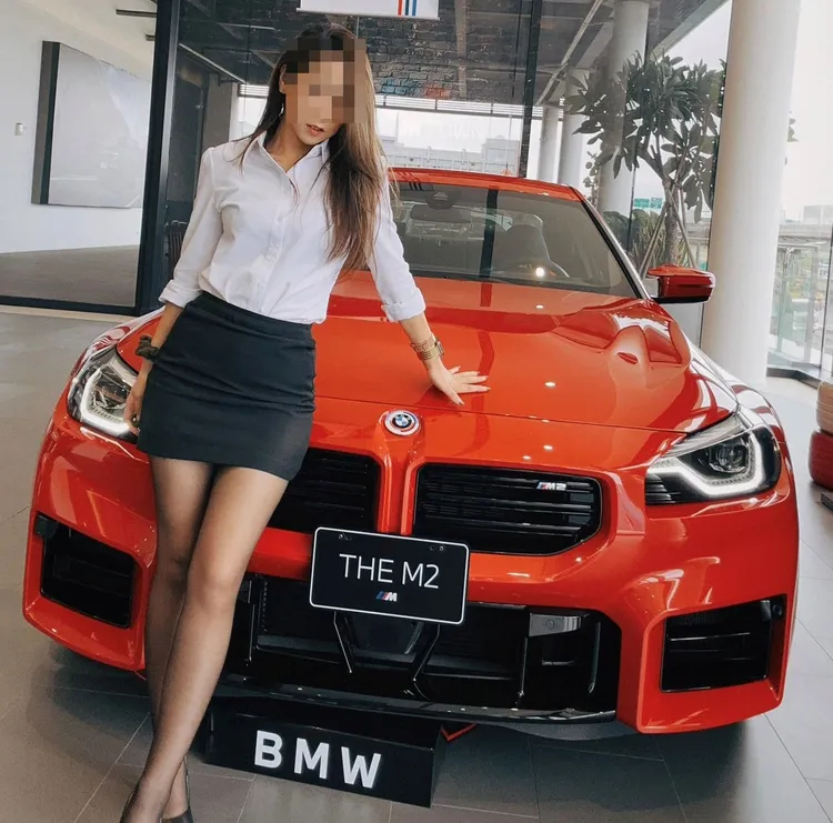 碰上車禍事故BMW業務員的女同事，同樣是一名身材姣好的正妹，與自家M2跑車合影留下香車美人倩影照。翻攝自業務員臉書