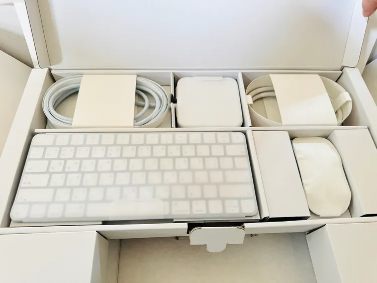 iMac盒中包括iMac、同色電源線與電源轉接器、USB-C對Lightning 連接線，
USB-C 對 Lightning 連接線、與iMac同色系的巧控滑鼠及巧控鍵盤。 記者趙筱文／攝影