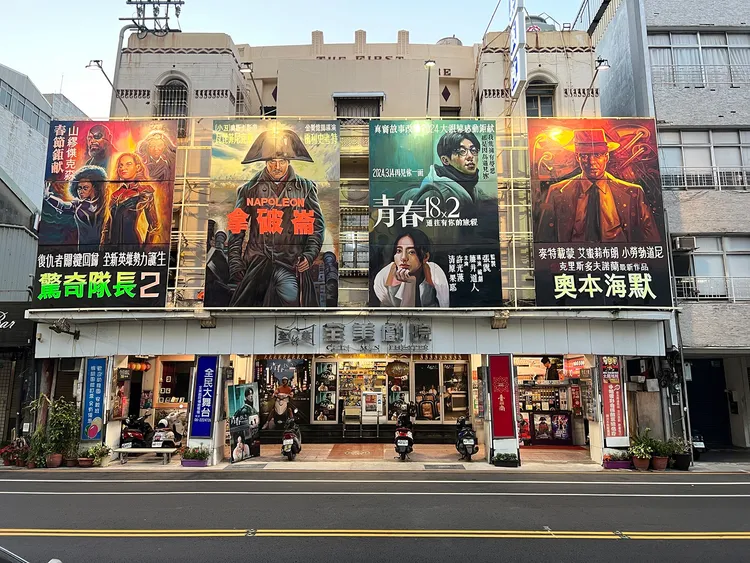 台南全美戲院手繪《青春18x2 通往有你的旅程》海報。翻滾吧男孩電影有限公司提供