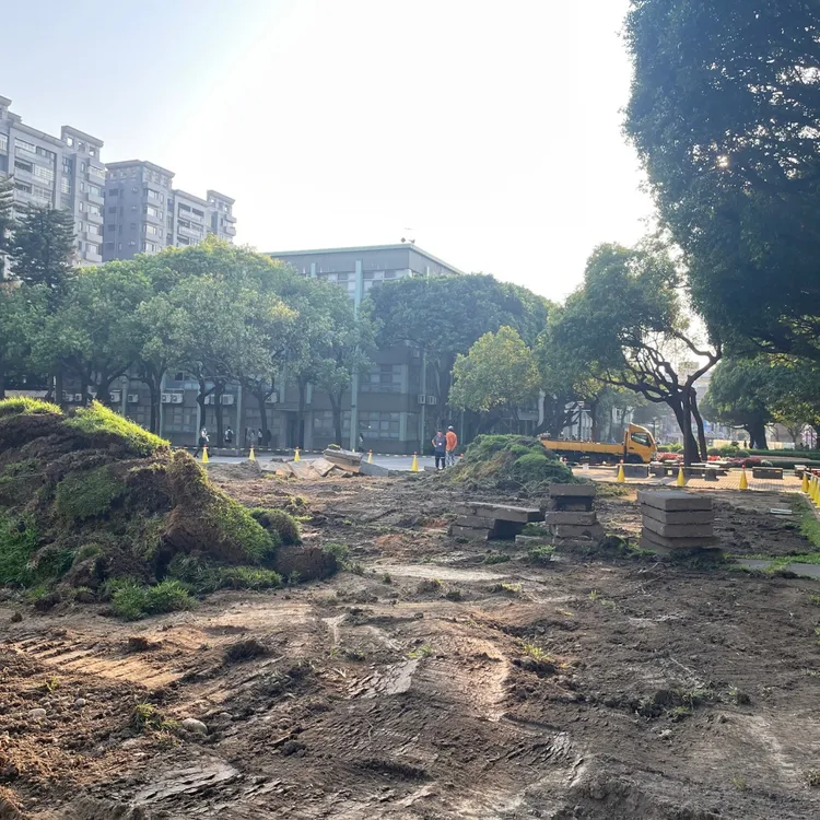 「二一步道」的步道磚塊被挖掉，疊成數堆，草皮也堆成小山。翻攝逢甲大學臉書