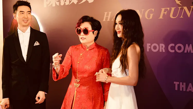 溫碧霞（右）出席陳太（中）的生日派對。翻攝自微博