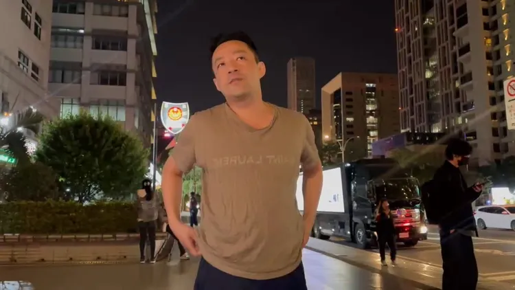 汪小菲穿T恤配休閒褲去警局。特勤中心攝