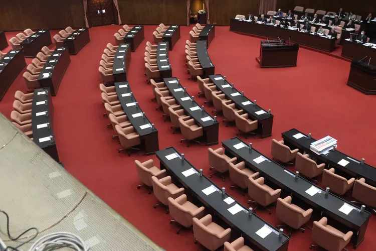 立院議場15日下午，官員等待備詢，但立委席空空如也。資料照 彭欣偉攝